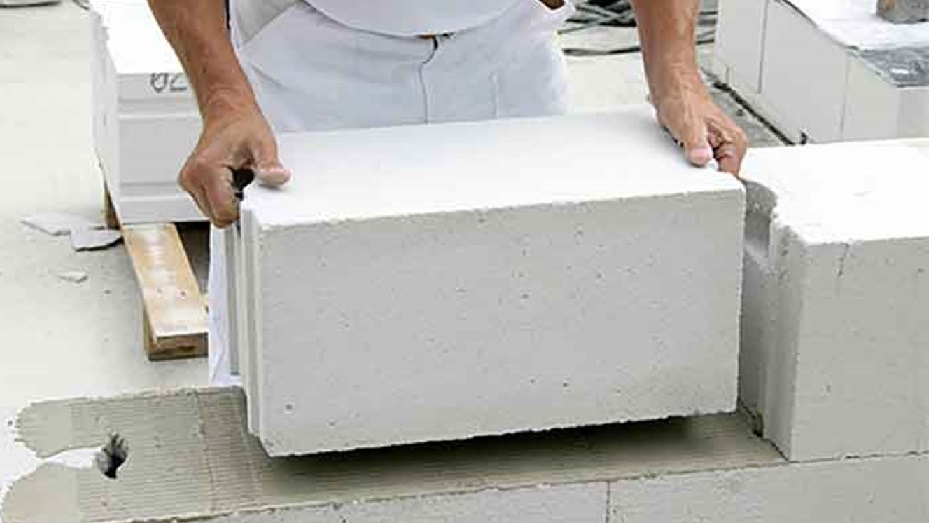 Нанесение клея на блок из ячеистого бетона